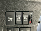 【両側パワースライドドア】両側がパワースライドドアになっており、運転席のスイッチやスマートキーでも開閉が可能です!開口部も広いので乗り降りも楽々♪
