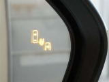 隣車線を走る車両をレーダーで検知し、ドアミラーでは確認しにくい後側方エリアに存在する車両に加え、急接近してくる車両も検知します。車両を検知するとドアミラーに搭載されたLEDインジケーターが点灯します。