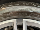 純正18インチアルミホイール。リアは255/40R18