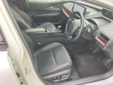 運転席まわりは視界が広く、前方の確認がしやすいレイアウトです。シートには赤いアクセントがあしらわれ、足元も広々。落ち着いて座れる空間で、日々の移動を快適に支えます。