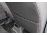 運転席背面には収納ポケットが装備されています。