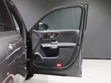 視野角の広い鮮明な画像で駐車をサポートしてくれる、パーキングアシストリアビューカメラがあるので、狭い場所での駐車も楽々!