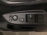 【パワーウィンドウスイッチ】ワンタッチで、パワーウインドウやドアミラーを操作できます。