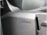 【サイドエアバッグ】 車両側面に衝撃が加わった際に、音響センサーによって瞬時に展開、主に乗員の胸部を保護します。 ※カーテンエアバッグとの併用によってより大幅に安全性を向上させます。