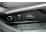 &rdquo;電動シートを装備。お客様に安全に運転頂けるよう座席の位置、座面の上げ下げやリクライニングの加減も細やかな設定を可能にしました。&rdquo;