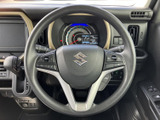 手元にスイッチ類がまとまり、運転姿勢を大きく変えずに確認しやすい設計です。メーターの視認性も確保しやすく、日常の運転を快適にサポートします。