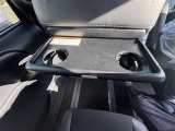 助手席シートバックにはテーブルとカップホルダー!