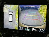 車両周辺を上から見た表示と後方の映像を切り替えて確認でき、駐車時の周囲確認をサポートします。画面の案内表示を目安に、車両の位置や後方の状況を把握できます。
