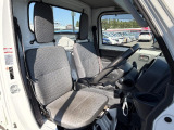 運転席シート廻りは使用感も少なく、良好な状態となっています。前オーナー様が丁寧に使っていたことがよくわかりますね。