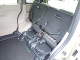 ◆チップアップ&ダイブダウン機構付【ULTR SEAT】は後席座面を左右分割で跳ね上げることができます。トランクで積載できない背の高い荷物をラクラク収納できます。ホンダ車ならではの人気装備です。