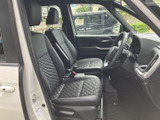 前席は運転席と助手席が並び、窓からの視界も確保しやすい空間です。身体を預けやすい形状のシートと落ち着いた色合いで、毎日の移動も快適にお過ごしいただけます。