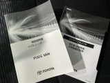 メンテナンスノート、取扱説明書ですね。 車の情報が凝縮されています。 車の整備記録が記載されている大事な物ですよ。