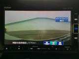 【バックカメラ】運転が苦手な方も車庫入れラクラクです!ギアをリバースに入れれば自動的に切り換わりますので、面倒な操作は不要です♪狭い駐車場もお車を傷つけず安心ですね!