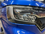 【LEDヘッドランプ】ハロゲンヘッドランプの約2倍の光量でより明るく遠くを照らし、夜間走行時の視認性を高める。さらに長寿命や、省電力も魅力。
