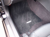 人気のスカイラインカスタム車両の入庫!足回りはARROWZ製の車高調をセット。マーベリック19AW、マフラーなどの高額パーツに加え、サンルーフ、純正HDDナビ、黒川シートなど充実装備の一台となります