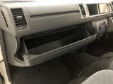 何かと便利なグローブボックス。メンテナンスノートや車検証、ちょっとしたメモと筆記用具等を入れておくとあればもしもの時にも便利ですね。