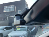 最近では付いてる車も多くなってきました。中古車ではまだまだ付いていればラッキーなドライブレコーダーです♪