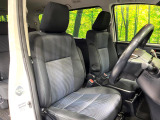 運転席まわりには十分なスペースがあり、大柄な方でもゆったり運転していただける環境です。