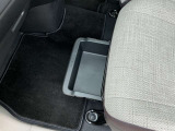 助手席の下にボックスがあるので収納に便利です。