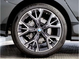 【BMWアロイホイル】軽量かつ強度に拘ったアロイホイル。走行性能ポテンシャルを引き出す設計。車の足元を引き締めてくれる大きなポイントはアロイホイルです。