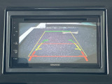 後方の映像とガイドラインが画面に表示され、駐車時に車両後方の位置関係を確認する目安になります。周囲に注意を払いながら、バック操作をサポートします。