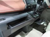 インストスライドボックス ティッシュボックスがまるまる一つ入るボックスです運転席からも開け閉め可能です