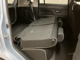 リヤシートの背もたれを左右倒すと、トランクスペースが開放的に広がり荷物もたっぷり収納可能です。