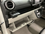 グローブボックスは余裕のある広さです!メンテナンスノートや車検証、ちょっとしたメモと筆記用具等を入れておくとあればもしもの時にも便利ですね。