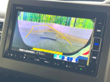 【バックカメラ】駐車時に後方がリアルタイム映像で確認できます。大型商業施設や立体駐車場での駐車時や、夜間のバック時に大活躍!運転スキルに関わらず、今や必須となった装備のひとつです!