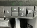 路外逸脱抑制機能は車が車線からはみ出しそうなときに車線内に戻すようにドライバーへお知らせします