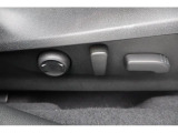 運転席パワーシート 電動シート採用で細かい微調整ができ、ドライビングポジションにしっかり合わせることで疲労軽減や事故防止につながります♪♪