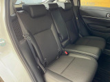 広々とした2列目シートは居住性が高く、居心地も快適!友達や家族とのお出かけにぴったりです。ベビーシートやチャイルドシート使用時も快適にお過ごしいただける十分な空間を確保しています。