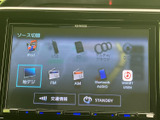 タッチ画面には地デジやラジオ、Bluetoothなど複数のソースが並び、選択肢を一覧で確認できます。目的に合わせて音源を選びやすく、普段の移動にも便利です。