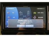 Bluetooth機能搭載。車とスマホやiPhoneをペアリングしておけばハンズフリー電話はもちろん、スマホやiPhone内の音楽を車のスピーカーで流すこともできますよ。