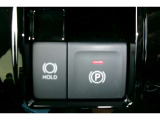 「P」ポジションに入れると自動で作動。「HOLD」スイッチを押し、システムONの状態にしておくことで、渋滞や信号待ちなどでブレーキを踏んで停車したときにブレーキを保持。アクセルを踏むと解除。