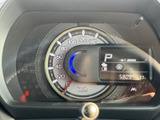 速度や燃料残量など、運転に必要な情報をひと目で確認しやすいメーター表示です。表示がまとまっており、走行前や停車時の状態確認にも役立ちます。