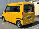 コンビネーションランプを高い位置に配置、後続車に見やすいデザインで安全にも配慮。