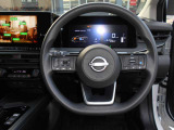 ステアリングハンドルです。オーディオコントロールスイッチが付いて運転中でも手元でオーディオの操作が出来て便利ですよ。