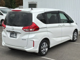 コンビネーションランプを高い位置に配置、後続車に見やすいデザインで安全にも配慮。