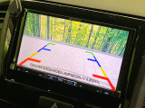【バックカメラ】駐車時に後方がリアルタイム映像で確認できます。大型商業施設や立体駐車場での駐車時や、夜間のバック時に大活躍!運転スキルに関わらず、今や必須となった装備のひとつです!