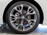 【BMWアロイホイル】軽量かつ強度に拘ったアロイホイル。走行性能ポテンシャルを引き出す設計。車の足元を引き締めてくれる大きなポイントはアロイホイルです。