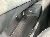 HDMI端子に専用ケーブルを差し込むとナビで動画を楽しめます★