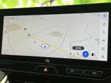 目的地検索や周辺確認に活用できる地図表示を備え、現在地から行き先までの道筋を画面で確認しやすく、初めての場所へのお出かけも計画を立てやすい印象です。