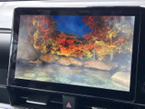 停車中にテレビや映像を楽しめる画面を備えています。視認しやすい大きさで、休憩や待ち時間の過ごし方に幅が広がります。周囲の安全を確認したうえでご利用ください。