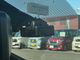 【ドライブレコーダー】交通事故やあおり運転に遭った際の客観的な証拠として機能するほか、駐車中のトラブル監視や安全運転の意識向上にも役立ちます。