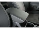 フロアーコンソールBOX 十分な容量を確保するとともに、アームレストとしても使える多機能的なコンソールBOXです。