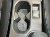 運転席・助手席のドリンクホルダーです