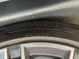 純正18インチアルミホイール。リアは255/40R18