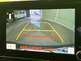 後方の様子を画面で確認でき、駐車時の周囲確認をサポートします。ガイドラインも表示されるため、駐車位置を把握しやすく、車庫入れや幅の限られた場所での駐車に役立ちます。