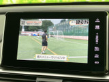 映像を大きく表示できるモニターを備え、画面上の情報も確認しやすい構成です。各種メニューの操作にも使えるため、車内での機能利用をサポートする便利な装備です。